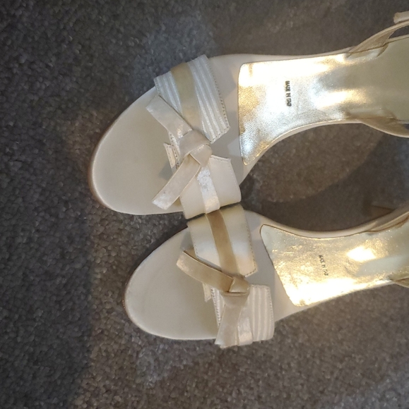 Vera Wang Sling Back Satin & Suede Bow Heels - Picture 3 of 10